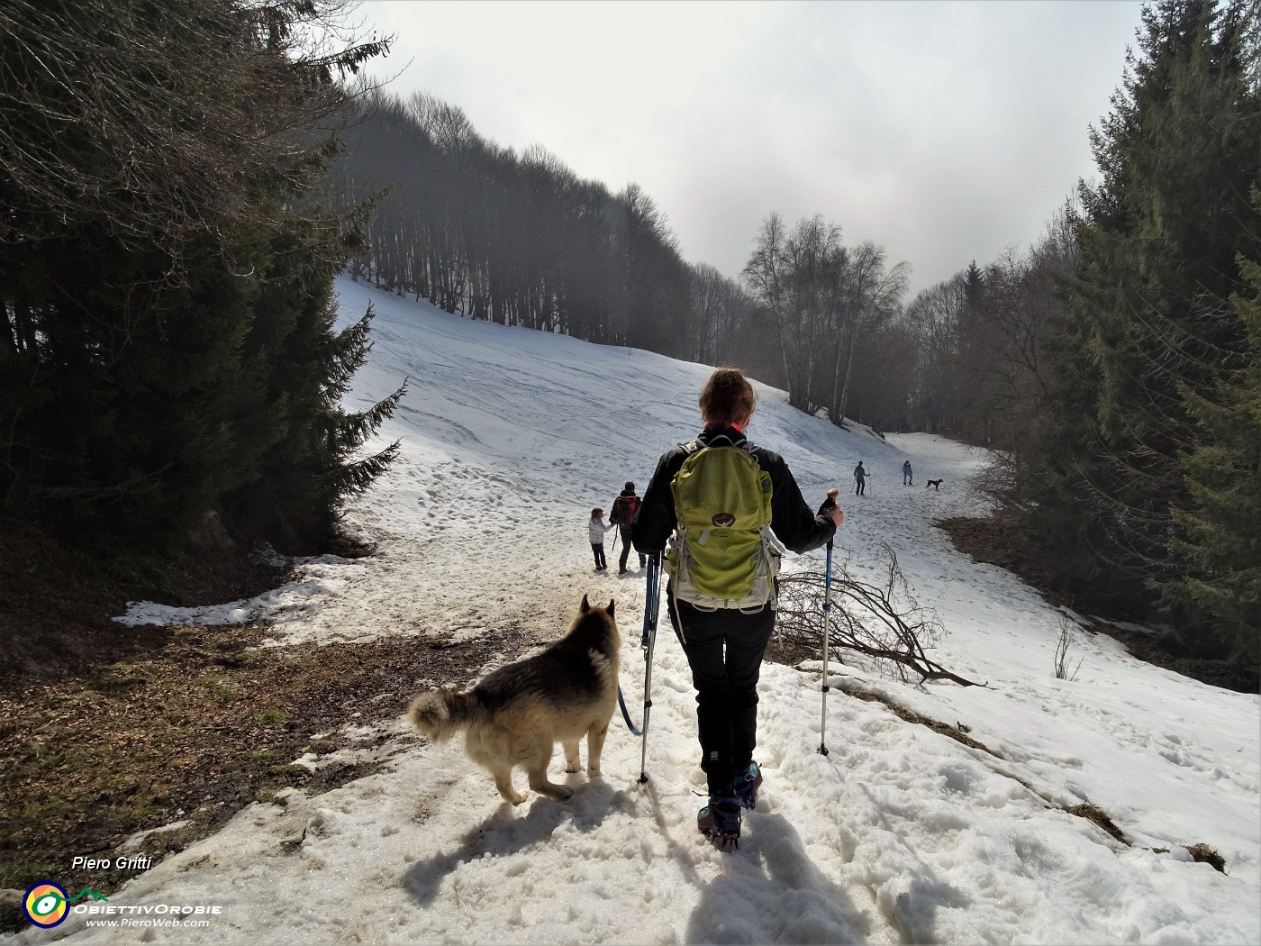 52 Scendiamo seguendo nel primo tratto la pista della funivia.JPG